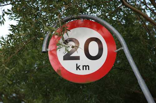 Grundejerforeningen Solhjemgården | Ordensregler | Max. 20 km/t | Mejsevænget Strandskadevej Musvitvej Ravnevej Emuvej Mejsevej Kirke Stillinge Strand 4200 Slagelse Grundejerforeningen Solhjemgården | Supplerende ordensregler | Max. 20 km/t | musvitvej ravnevej strandskadevej mejsevænget emuvej mejsevej Stillinge strand 4200 Slagelse